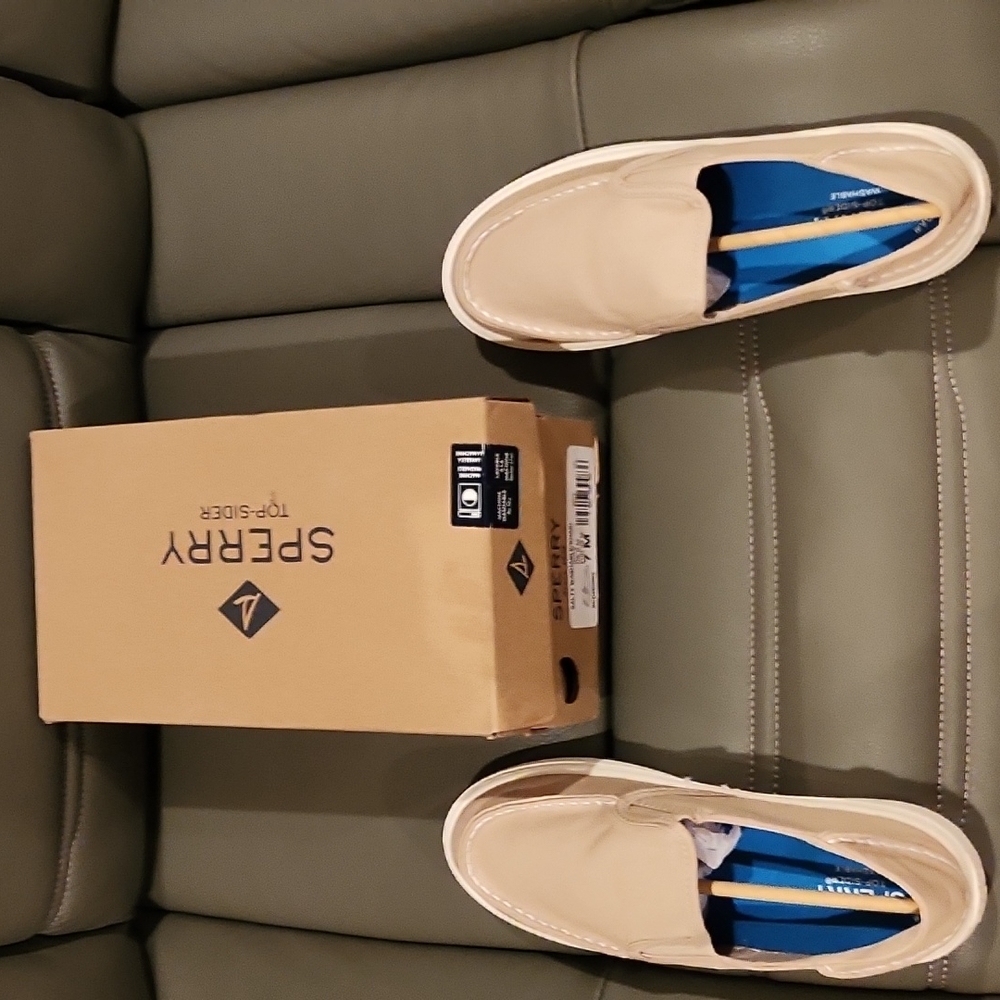 New in the box Sperry salty washable/khaki boys us size 7 medium shoes